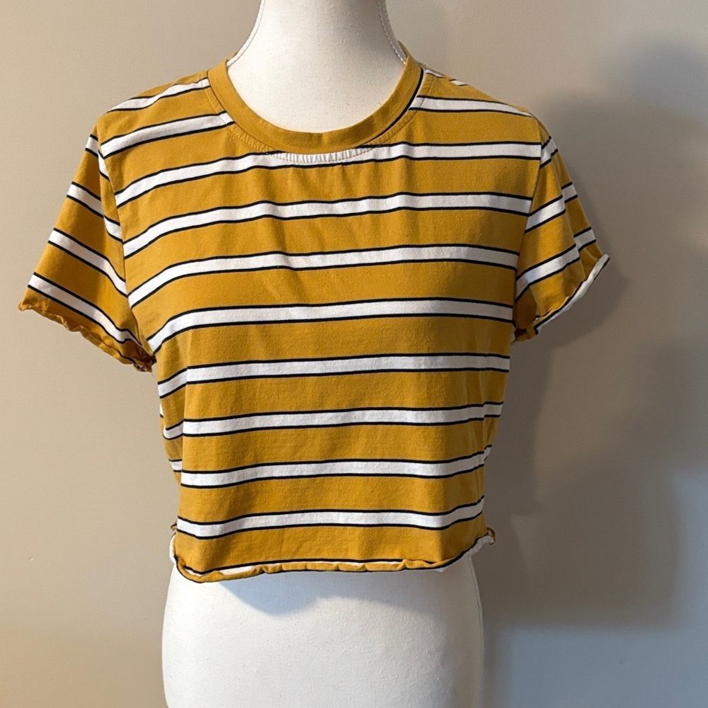 Romwe Striped Yellow and White Women's Short Sleeve Crop Top. Size Medium